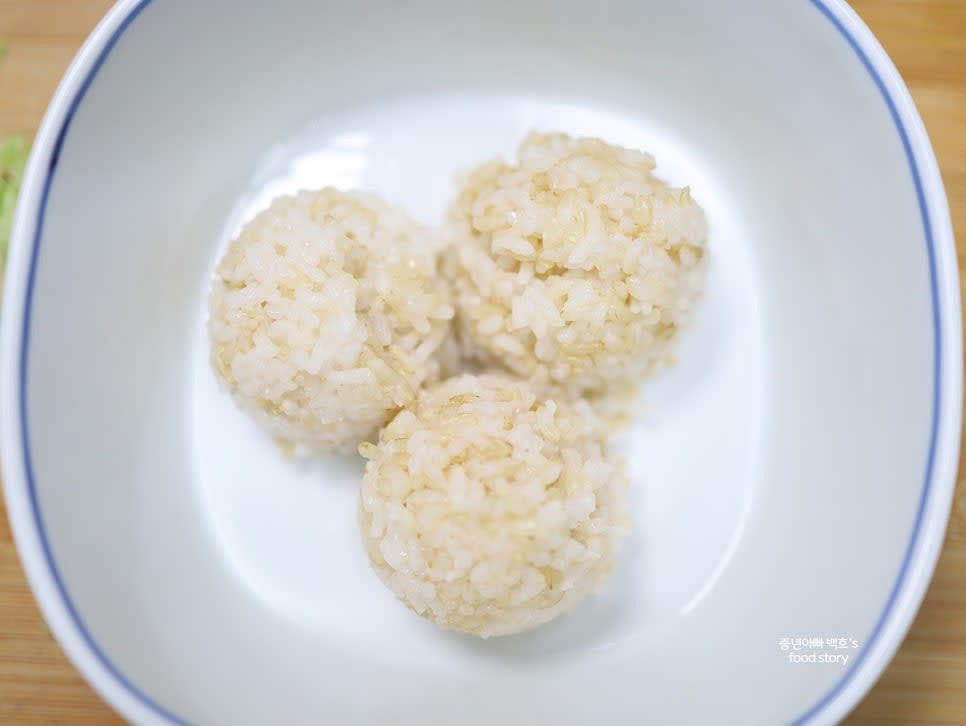 그릇에 밥을 아이스크림 스쿱으로 2~3스쿱 담습니다.