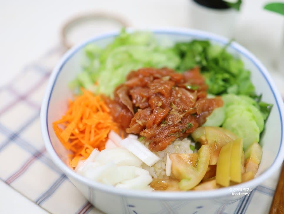 밥 주변으로 준비한 야채와 훈제연어를 올리고, 중앙에 연어를 듬뿍 올려 마무리합니다.