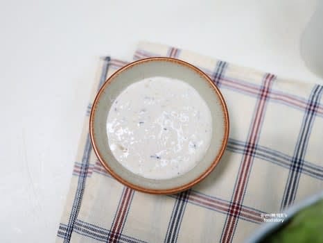 추가적으로 홀스래디시 소스나 스리라차 소스를 곁들여 취향에 따라 즐깁니다.