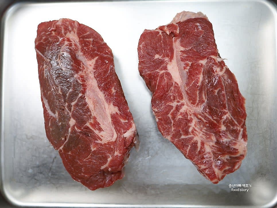 부채살을 냉장고에서 꺼내 실온에서 30분 정도 미리 꺼내둡니다.