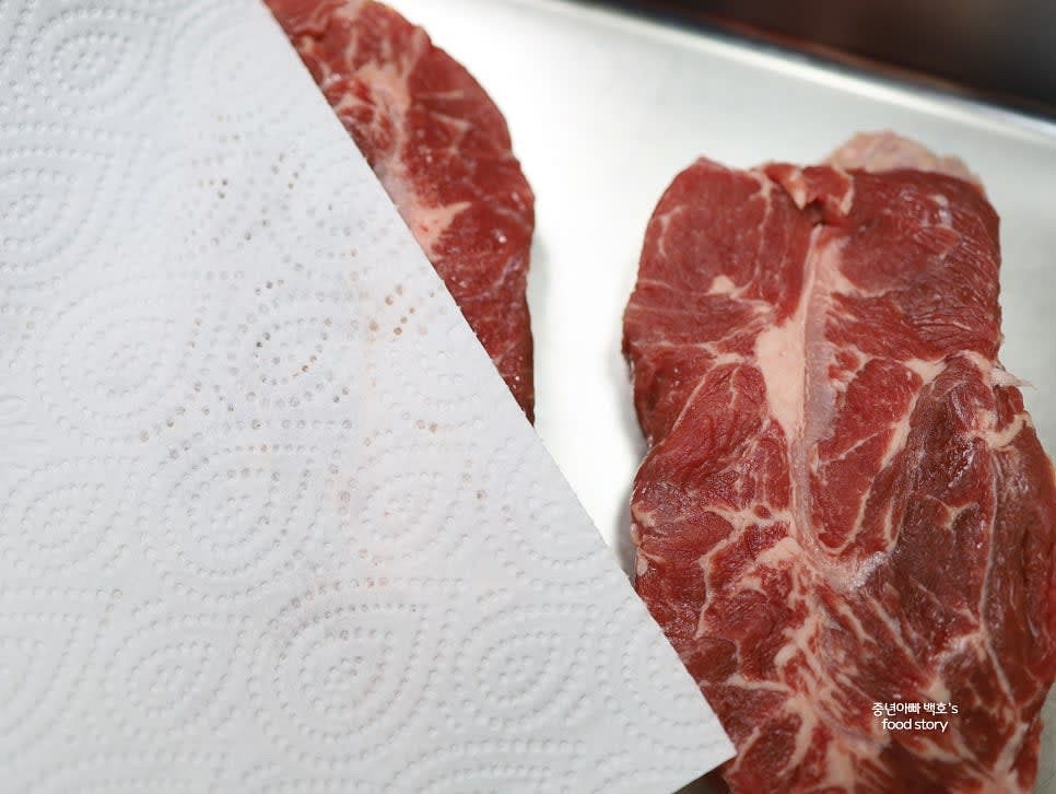 종이타월로 부채살의 핏물을 제거합니다.