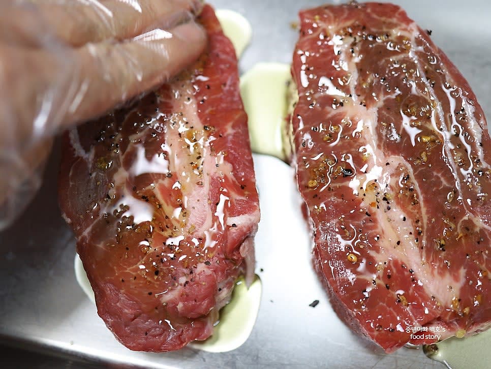 부채살의 앞뒤로 소금과 후추를 뿌리고, 올리브오일을 골고루 바릅니다.