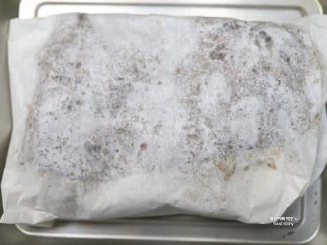 양념을 바른 부채살을 랩으로 싸거나 뚜껑을 덮어 냉장고에 30분~1시간 정도 마리네이드합니다.