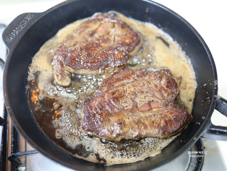 센 불에서 부채살을 앞뒤로 각각 2분씩 구워줍니다.