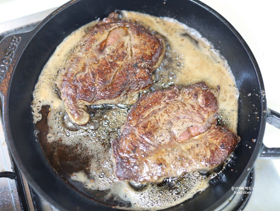 불을 약불로 줄인 뒤, 부채살을 앞뒤로 각각 1분씩 추가로 구워줍니다.