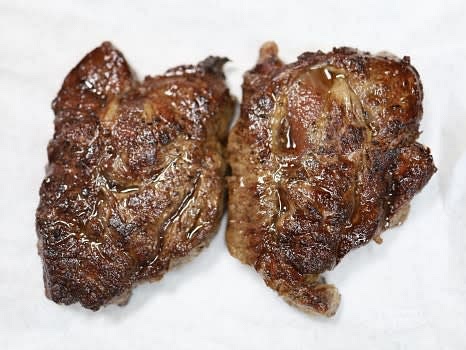 구운 부채살을 포일로 싸거나 철판 위에 놓고 5분간 레스팅(휴지)합니다.