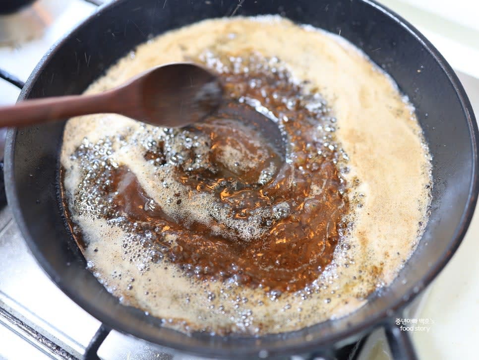 스테이크를 구운 팬에 A1 소스와 돈가스 소스를 1:1 비율로 넣고 약불에서 섞어 스테이크 소스를 만듭니다.