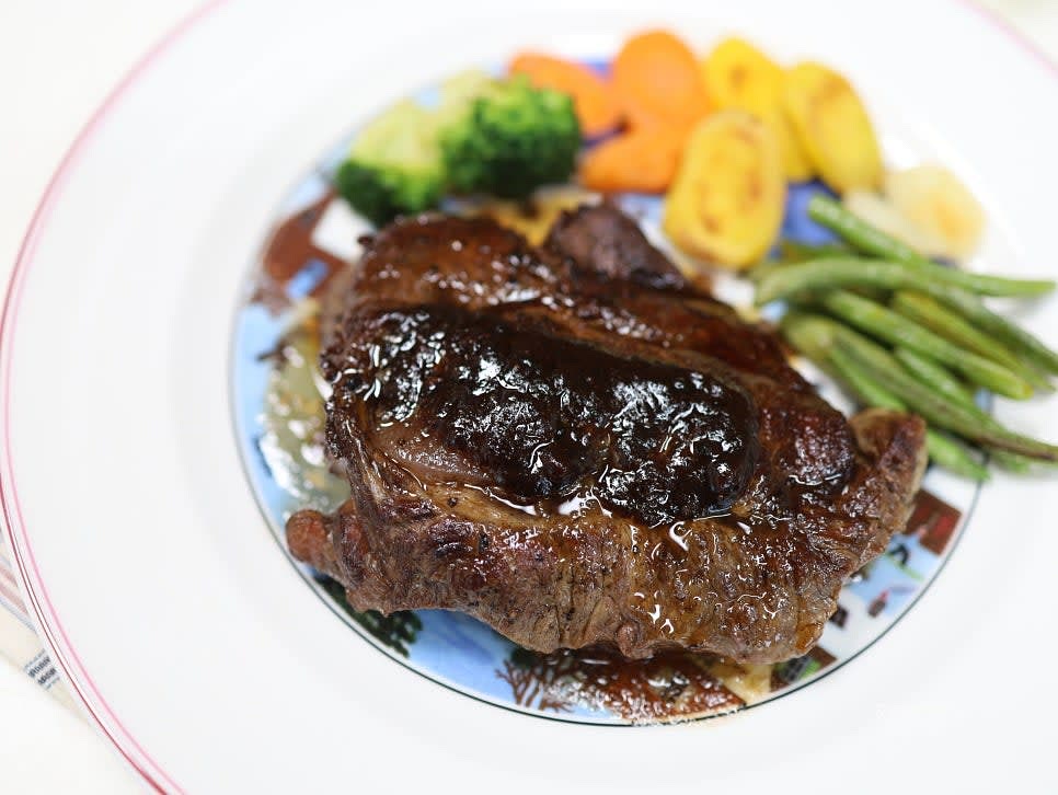 레스팅이 끝난 부채살을 접시에 담고, 준비한 가니시 야채와 스테이크 소스를 곁들여 완성합니다.