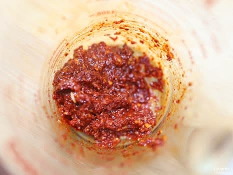 다진 마늘 1T, 고춧가루 2T, 고추장 1T, 진간장 2T를 섞어 오징어볶음 양념 소스를 만듭니다.