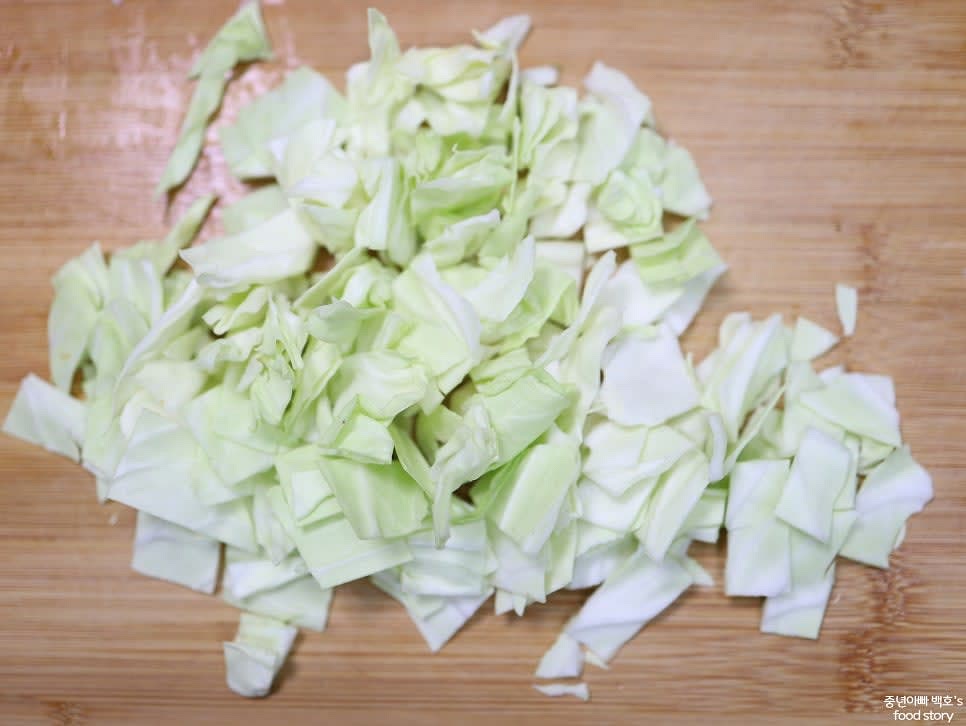 양배추, 당근, 대파, 양파, 청양고추, 홍고추를 먹기 좋은 크기로 썰어 준비합니다.