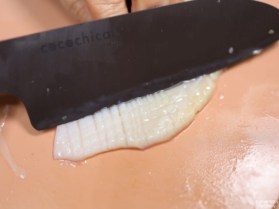 오징어의 껍질을 벗기고 안쪽으로 다이아몬드 모양 칼집을 낸 뒤 적당한 크기로 썹니다.