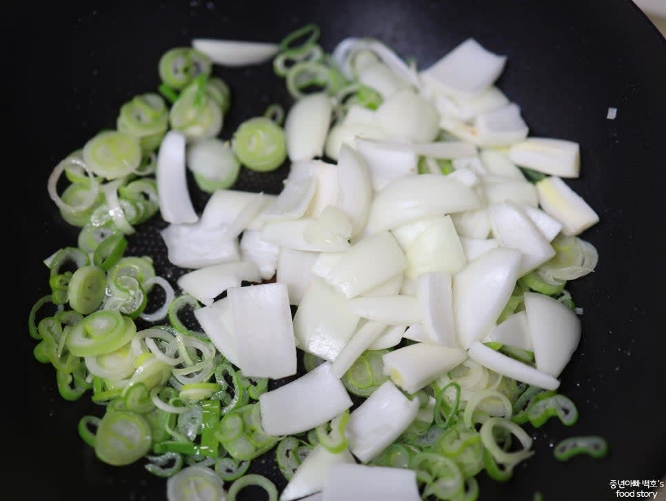 팬에 식용유 4스푼을 두르고 대파와 양파를 중약불에서 볶아 파기름을 만듭니다.