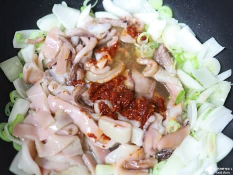 미리 만들어 둔 오징어볶음 양념 소스와 생수 1/4컵을 팬에 넣고 섞습니다.