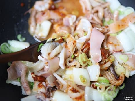 오징어를 넣고 색이 조금 변할 때까지 볶습니다.