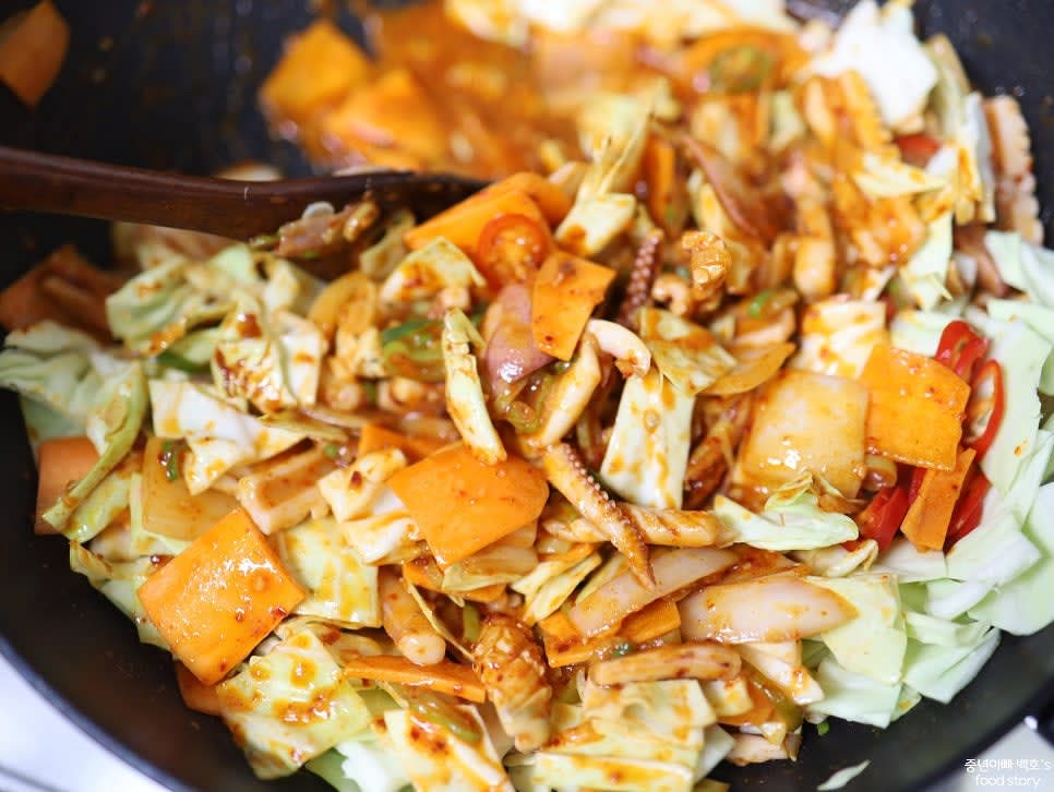 준비한 야채를 팬에 모두 넣고 아삭한 식감이 남도록 살짝 볶아줍니다.