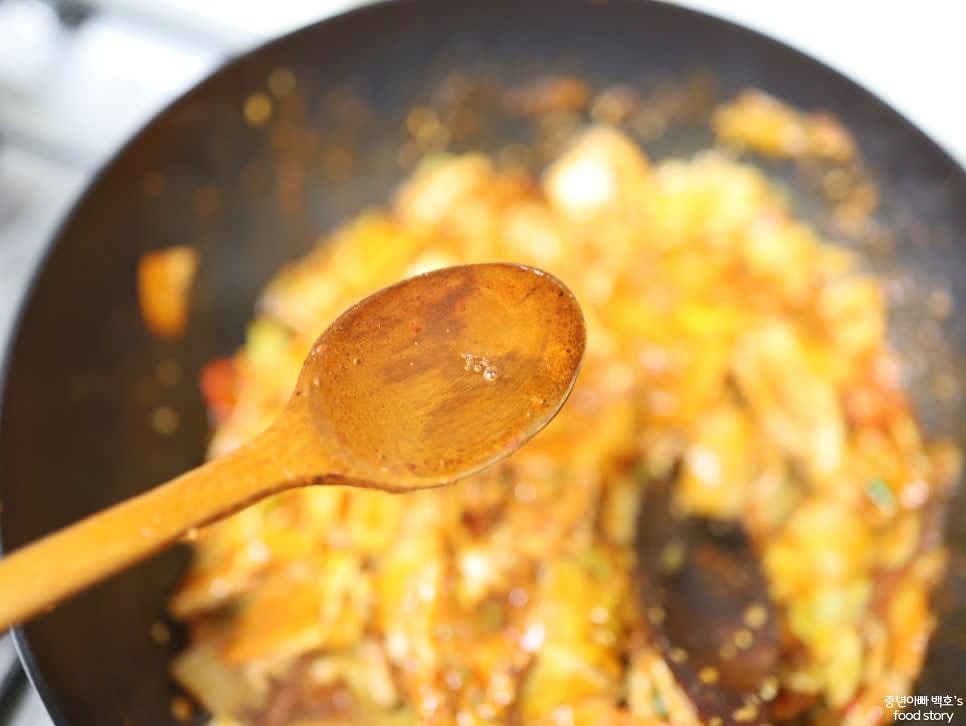 알룰로스 1T를 추가하고 참기름과 통깨를 각각 1T씩 넣어 마무리합니다.