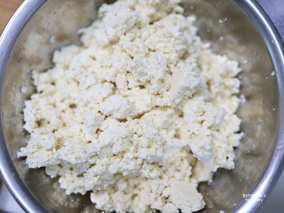 두부 1모를 흐르는 물에 가볍게 헹군 뒤 손으로 으깨어 준비합니다.