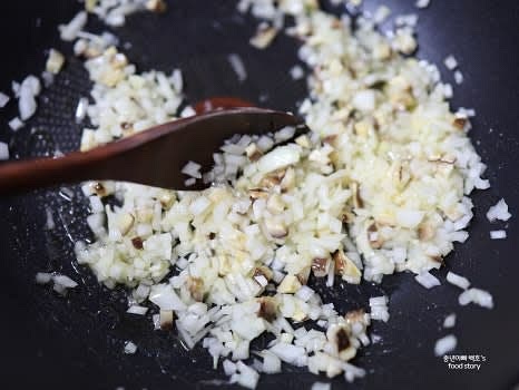 중불로 맞춘 팬에 들기름 4T를 두르고 양파와 표고버섯을 볶아 양파가 투명해질 때까지 볶아줍니다.