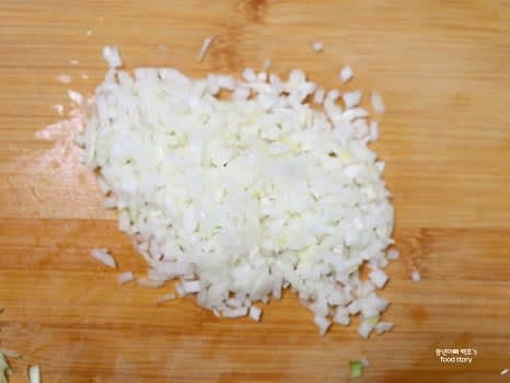 양파, 대파, 청양고추, 말린 표고버섯을 잘게 썰어 준비합니다.