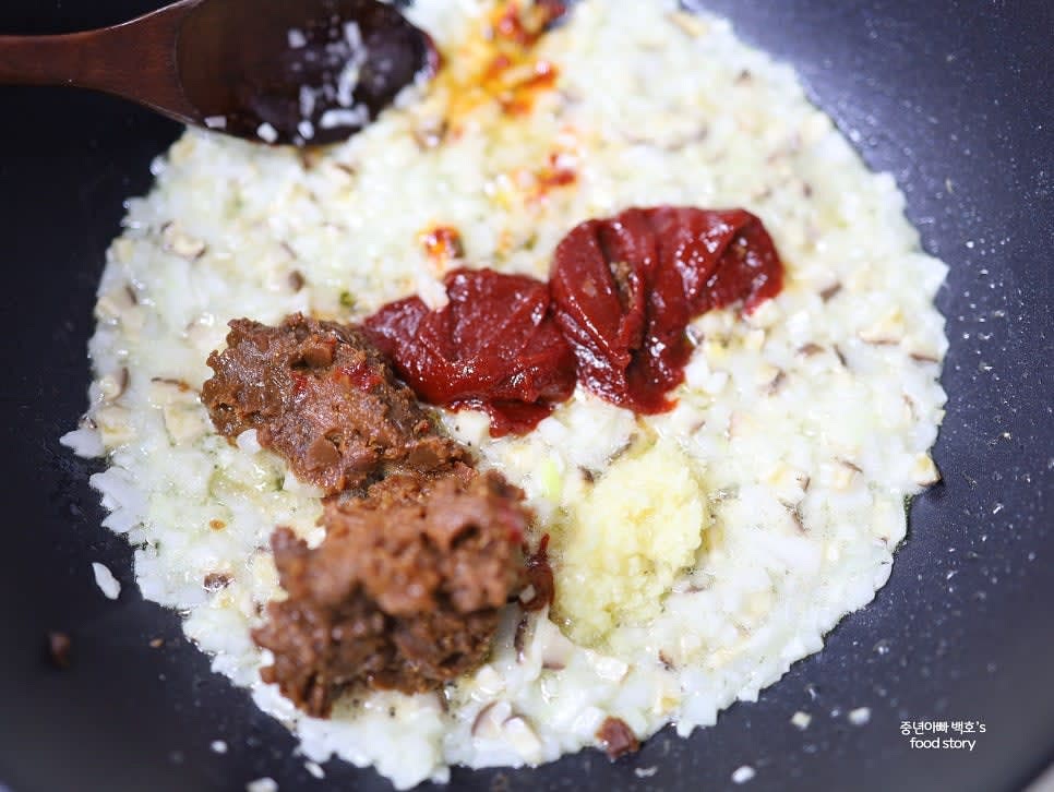 된장 3T, 고추장 1.5T, 다진 마늘 1/2T를 넣고 중불에서 잘 볶아줍니다.