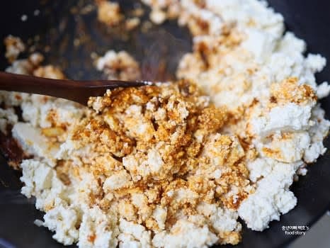 두부를 넣고 잘 섞으며 볶아줍니다.