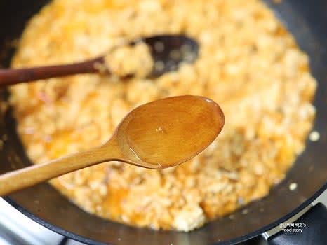 알룰로스 1T를 넣고 대파와 청양고추를 넣어 마무리 볶아줍니다. 우렁이는 마지막에 넣고 살짝 익혀 질기지 않게 조리합니다.