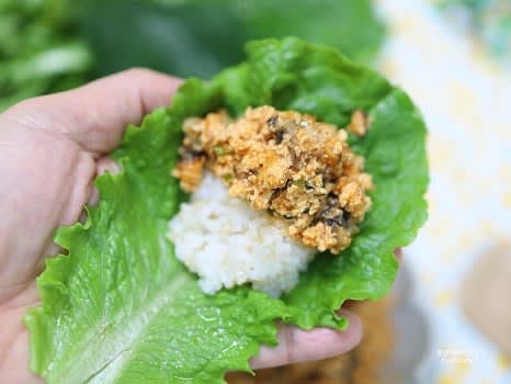 완성된 우렁강된장을 그릇에 담고, 쌈 채소와 함께 세팅하여 쌈밥으로 즐깁니다.