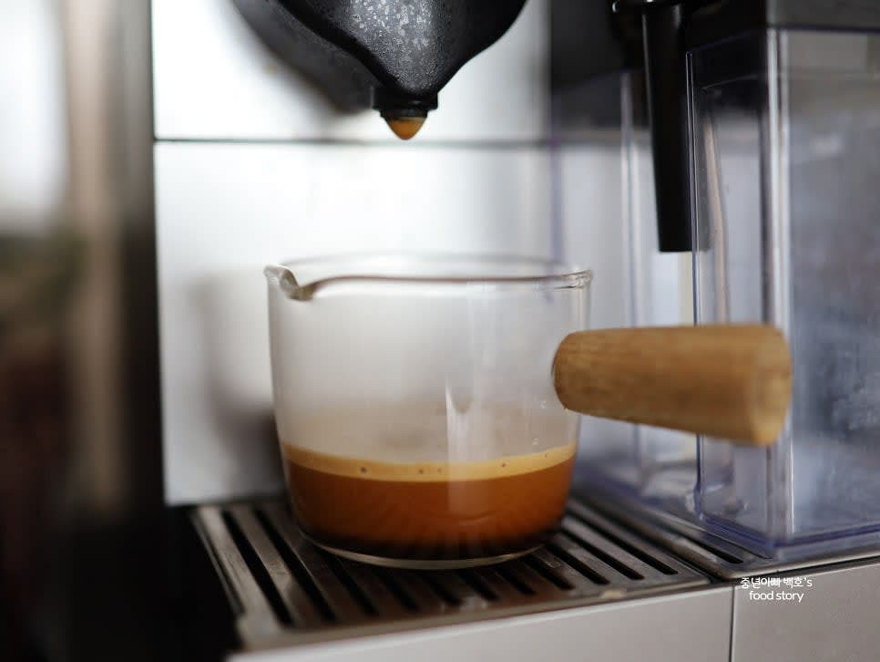 커피 캡슐 1개를 사용해 에스프레소 샷을 추출합니다. 진한 맛을 원하면 2샷을 추출합니다.