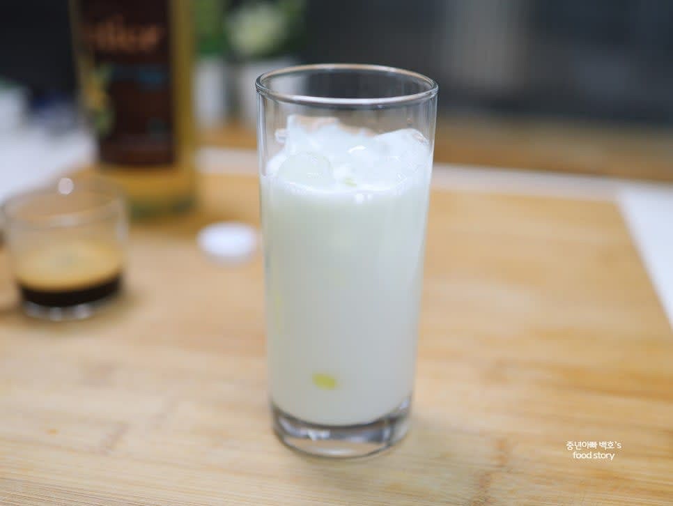 잔에 우유 200ml를 따릅니다. 커피와 시럽을 넣을 공간을 남기기 위해 약간 여유를 둡니다.