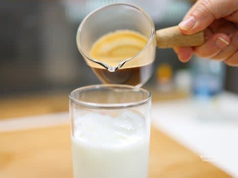 잔에 추출한 에스프레소 샷을 천천히 따라줍니다. 층이 생기도록 합니다.