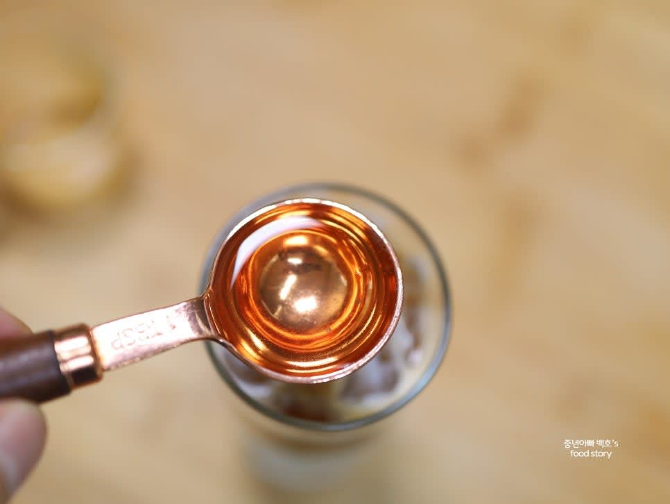 바닐라 시럽 1~2스푼을 넣어줍니다. 달콤한 맛을 원하면 시럽을 추가로 넣습니다.