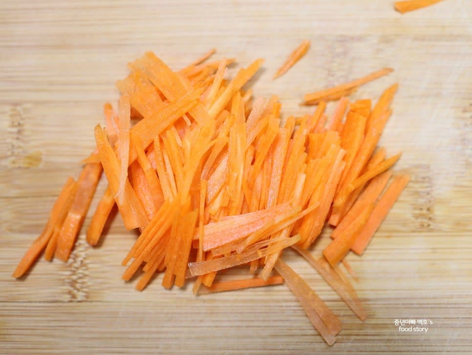 당근을 채 썰고, 청양고추와 홍고추를 어슷하게 썰어 준비합니다.