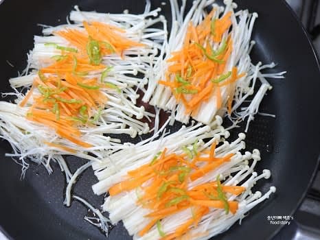 팽이버섯 위로 썰어 둔 당근과 고추를 골고루 올립니다.