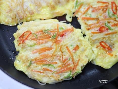 중약불에서 타지 않게 앞뒤로 부쳐줍니다.