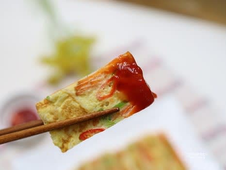 간장이나 케첩을 곁들여 취향에 맞게 즐깁니다.