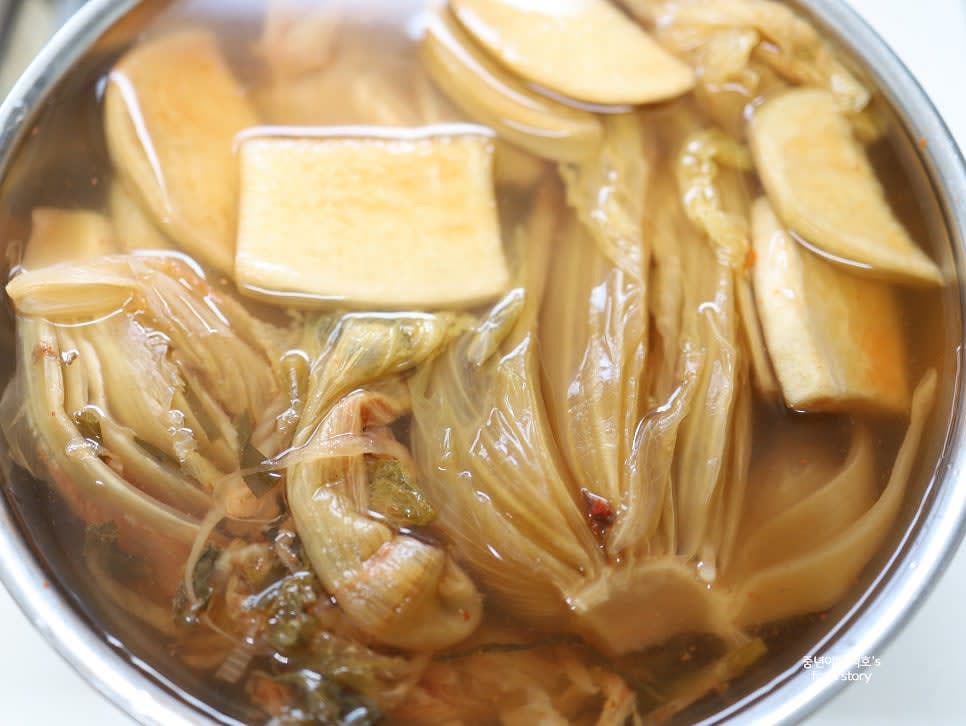 묵은지를 흐르는 물에 씻어 속과 양념을 제거한 뒤 찬물에 반나절에서 하루 동안 담가 짠 기와 군내를 제거합니다.