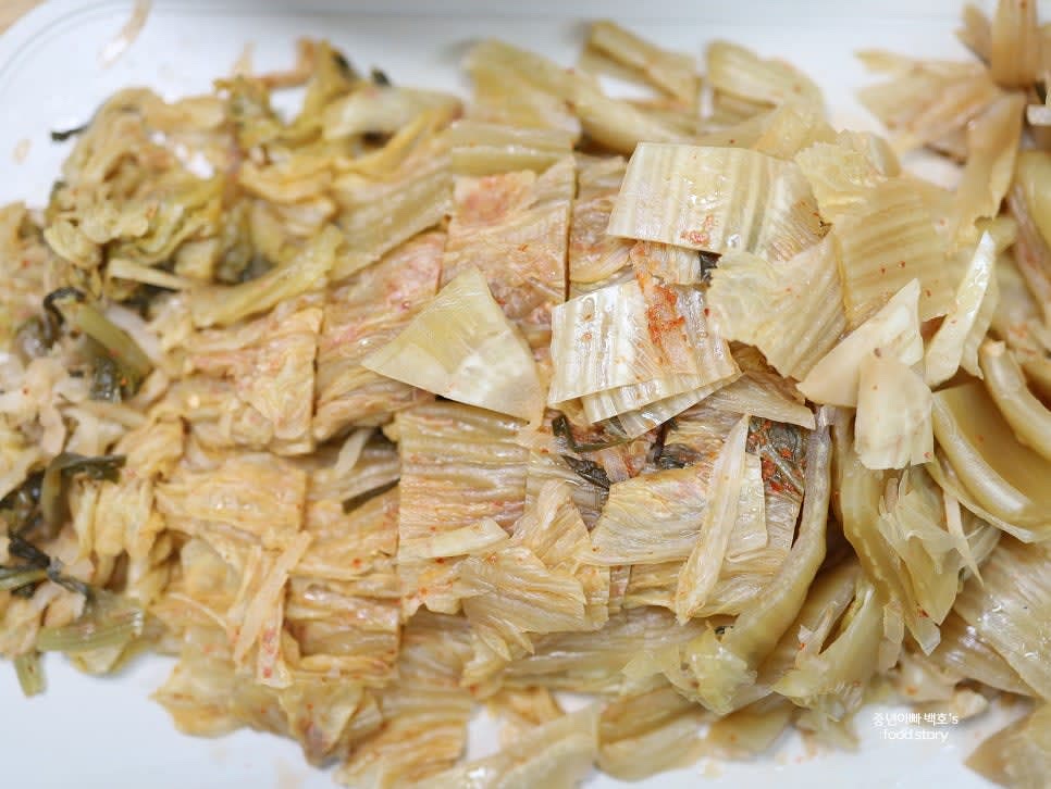 묵은지를 먹기 좋은 크기로 썹니다.