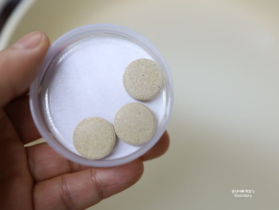 쌀뜨물 1200ml와 멸치육수용 동전 3알을 냄비에 넣고 끓입니다.