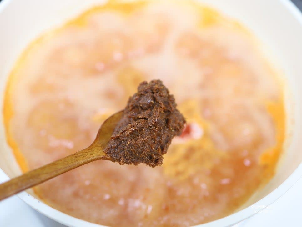 된장 1T와 고춧가루 1T를 육수에 넣고 잘 풀어줍니다.