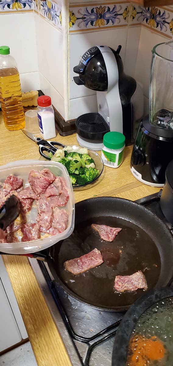 Freír: ajo, kion, aceite (freír sartén) cebollita china y aceite de ajonjolí (2)