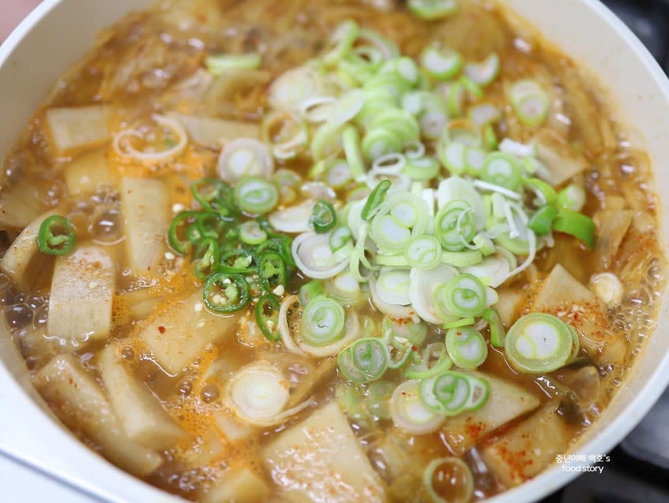 썰어 둔 묵은지와 다진 마늘 1T, 송송 썬 청양고추 1개, 대파 1대를 냄비에 넣습니다.