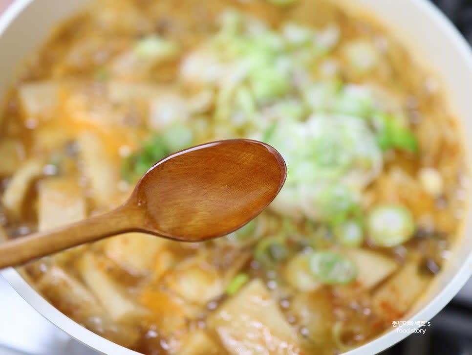 알룰로스 1T를 넣고 센 불에서 몇 분간 팔팔 끓입니다.