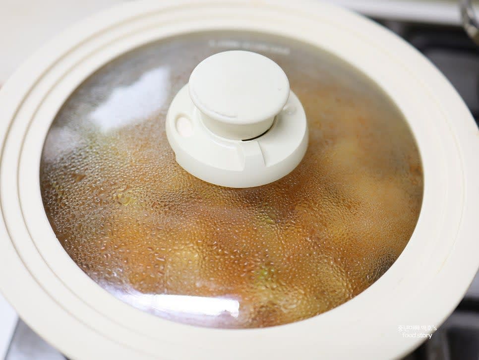 뚜껑을 닫고 중약불에서 30~50분간 뭉근하게 끓입니다. 중간에 육수가 부족하면 물을 보충합니다.