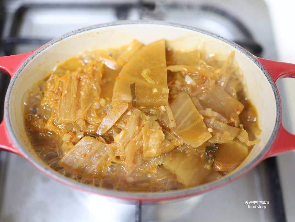 완성된 묵은지 된장지짐은 먹기 전에 보글보글 다시 한 번 끓여 제공합니다.