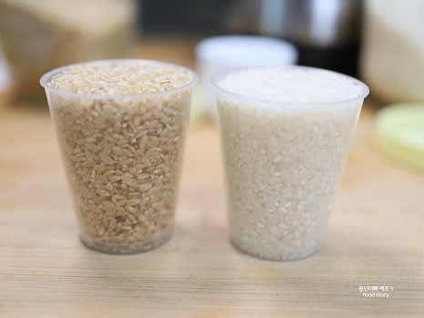 현미와 백미를 각각 1컵씩 준비합니다. 부드러운 식감을 원한다면 현미를 반나절 이상 불려줍니다.