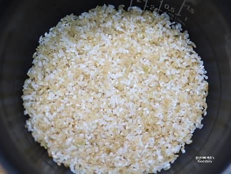 현미와 백미를 섞어 전기압력밥솥에 넣습니다.