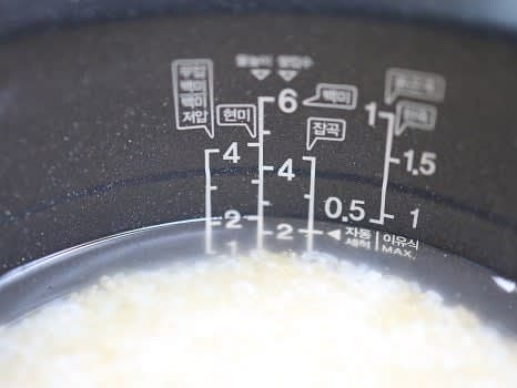 밥솥의 현미밥 전용 눈금을 기준으로 물을 적당량 넣습니다.