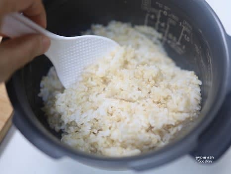 밥이 완성되면 주걱으로 잘 섞어줍니다.