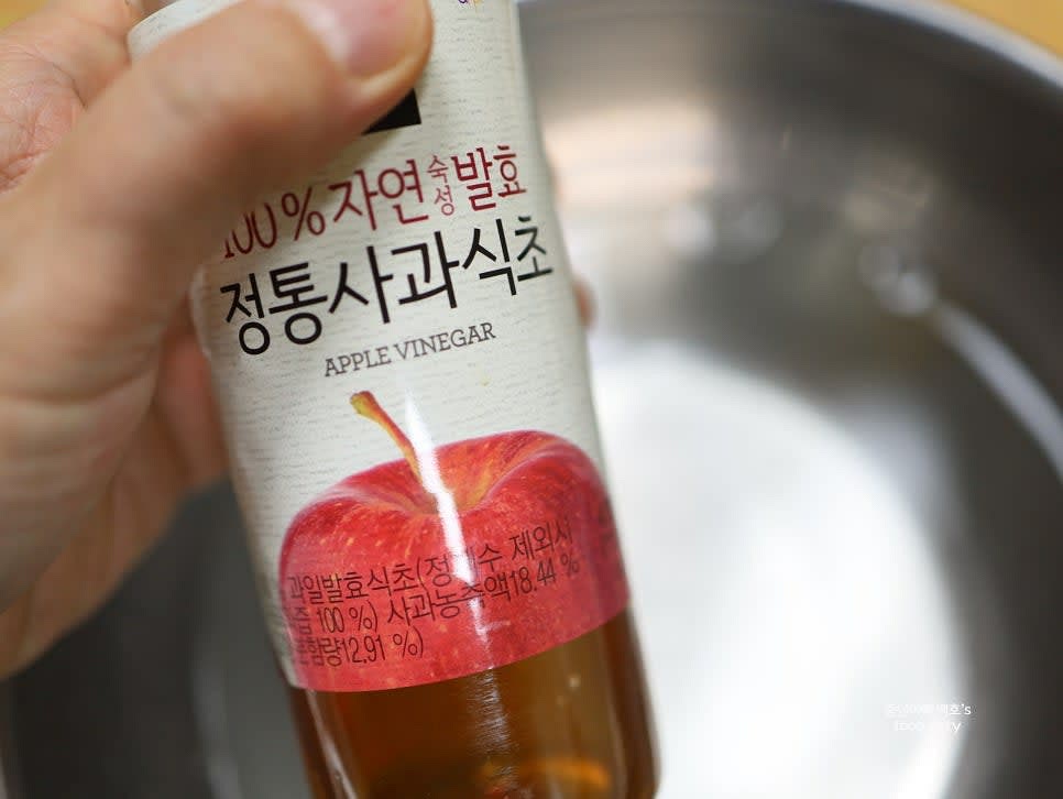 식초나 베이킹 소다를 물에 섞어 양배추를 5분간 담근 뒤 흐르는 물에 세척하고, 종이타월로 물기를 제거합니다.
