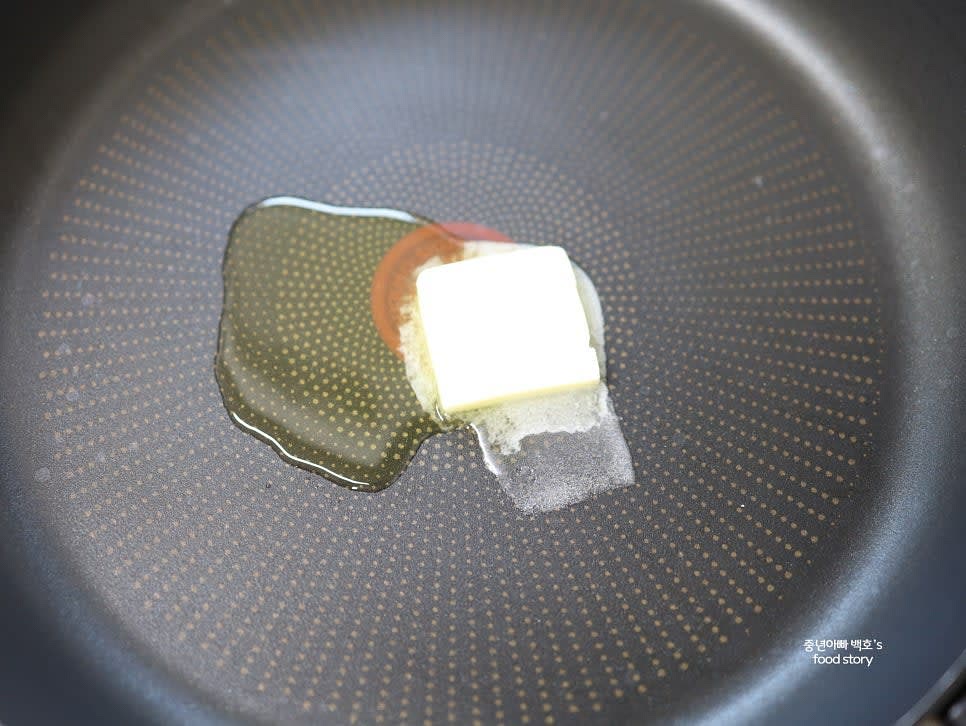 팬에 가염버터 1스푼과 올리브오일 1스푼을 넣고 녹입니다.